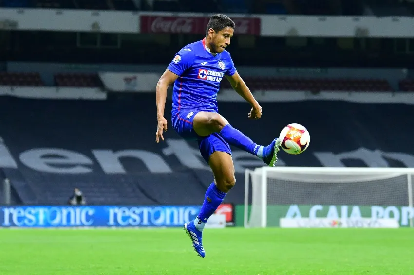 Luis Romo en un partido con Cruz Azul