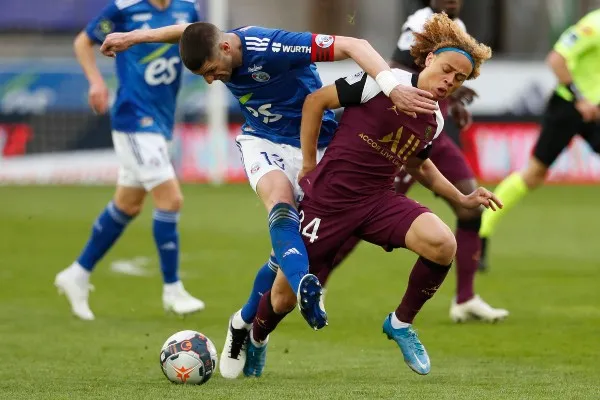 Xavi Simons del PSG frente a Stefan Mitrovic de Estrasburgo