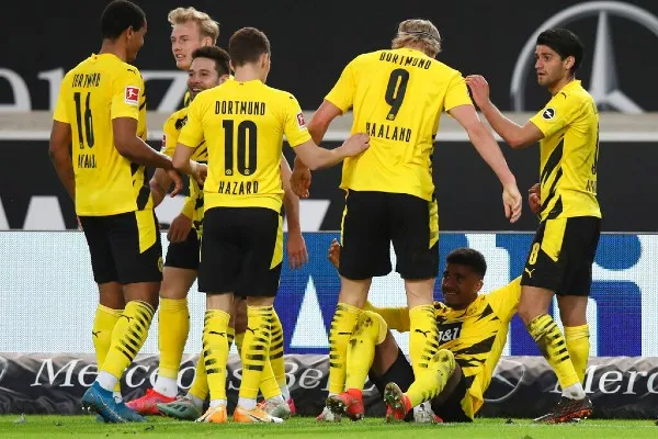 AP El Borussia Dortmund celebra a Ansgar Knauff
