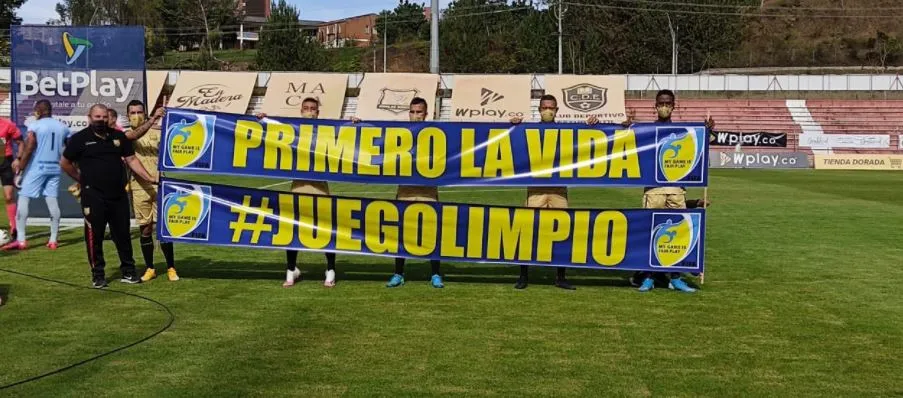 Jugadores de las Águilas Doradas previo a un juego