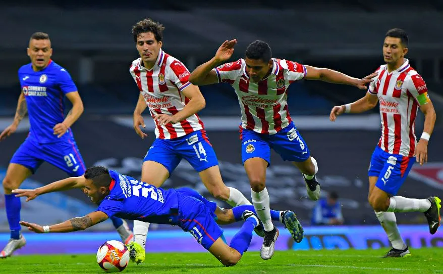 Orbelín Pineda durante un partido con Cruz Azul