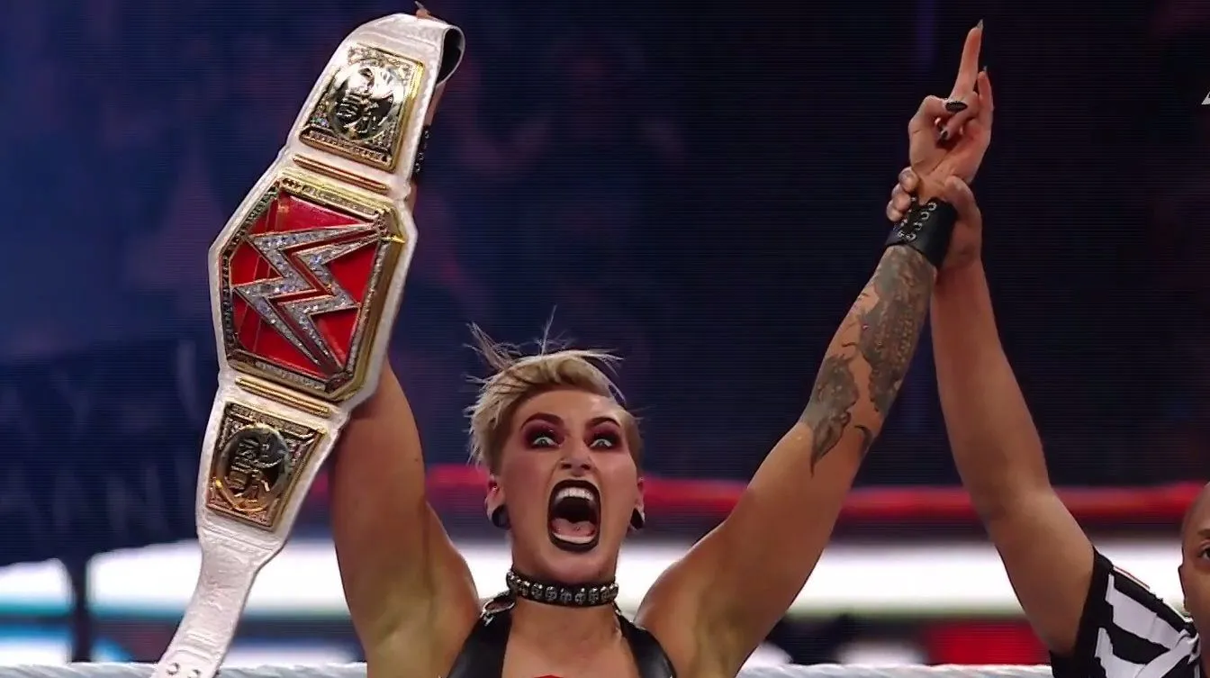 WWE Rhea Ripley con el Raw Womens Champion en mano