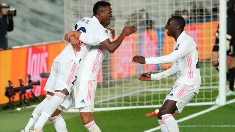 IMAGO7 Jugadores del Real Madrid festejan un gol