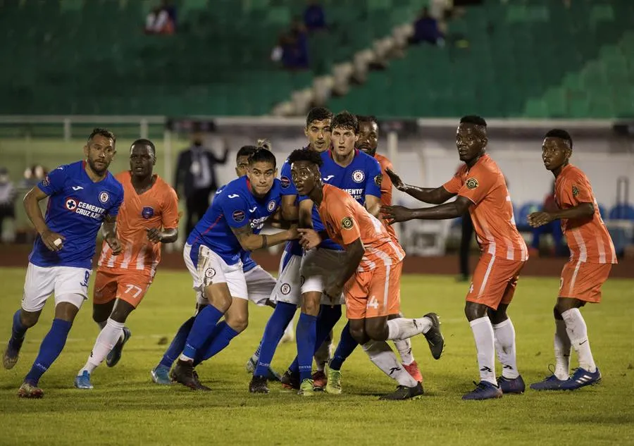Duelo en el área entre Cruz Azul y el Arcahaie