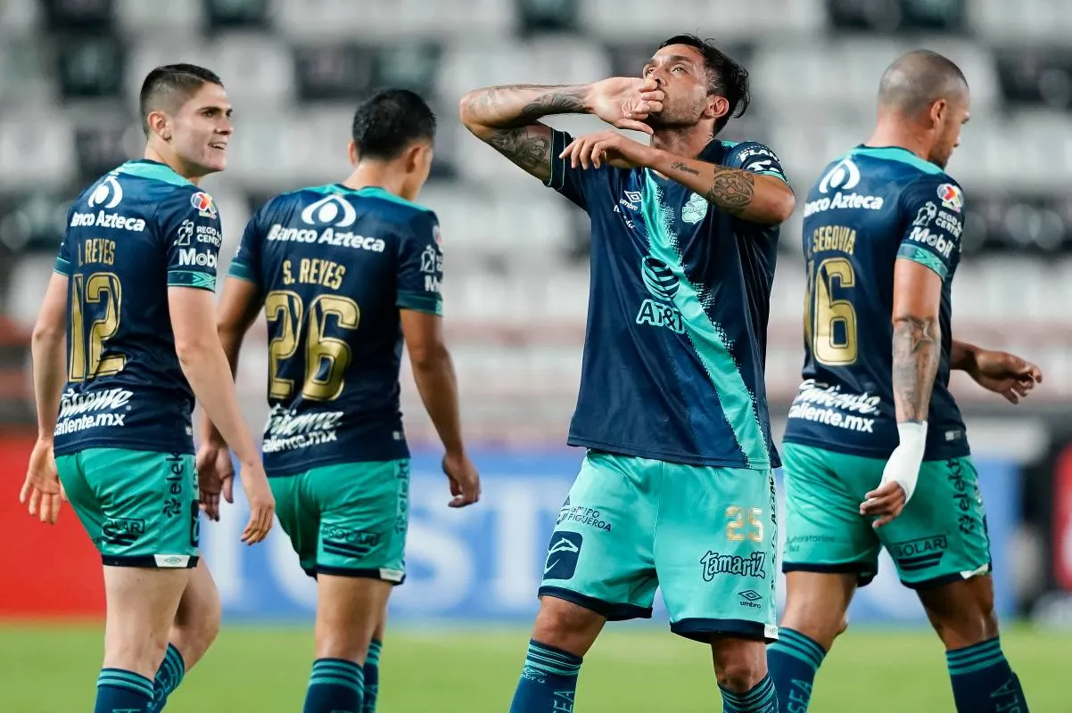 IMAGO7 Perg y los jugadores del Puebla en festejo