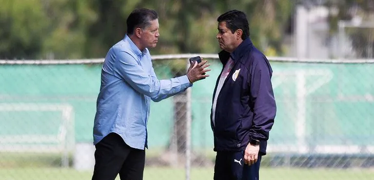 IMAGO7 Peláez y Tena, en una práctica de Chivas