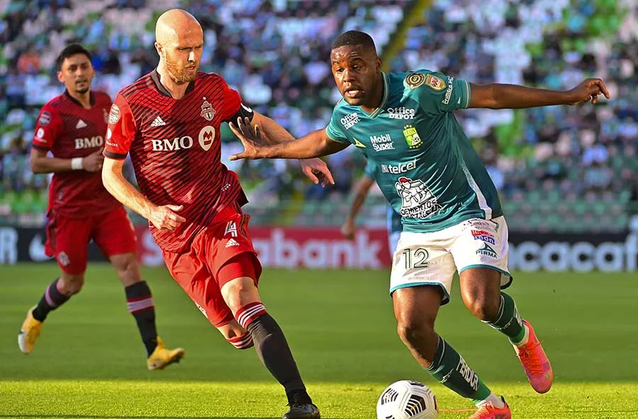 Joel Campbell pelea el balón con Michael Bradley