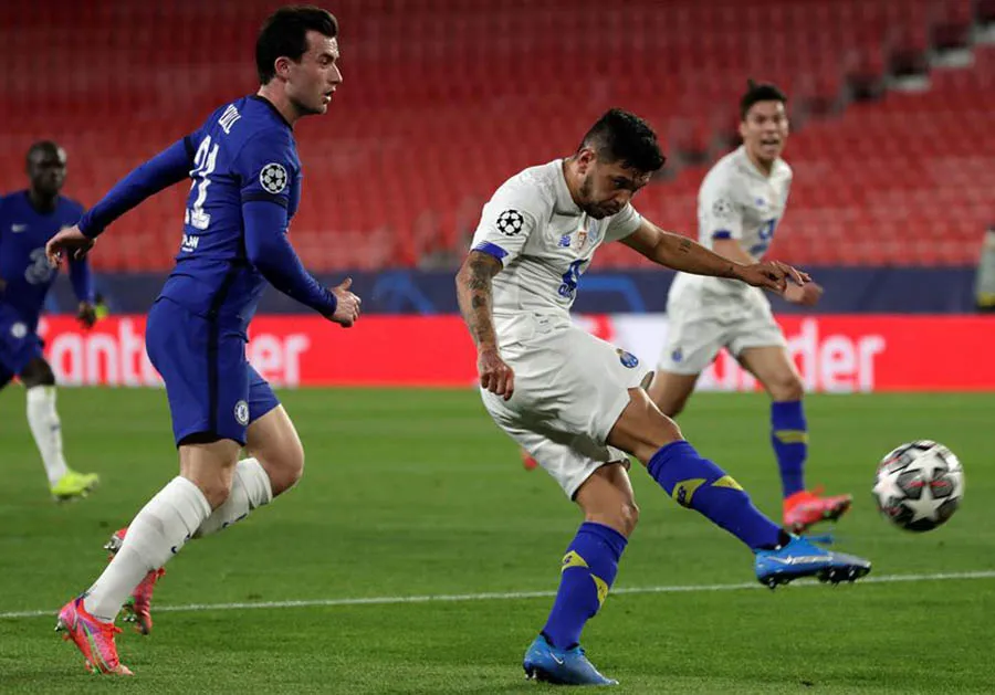 Jesús 'Tecatito' Corona dispara en juego ante el Chelsea