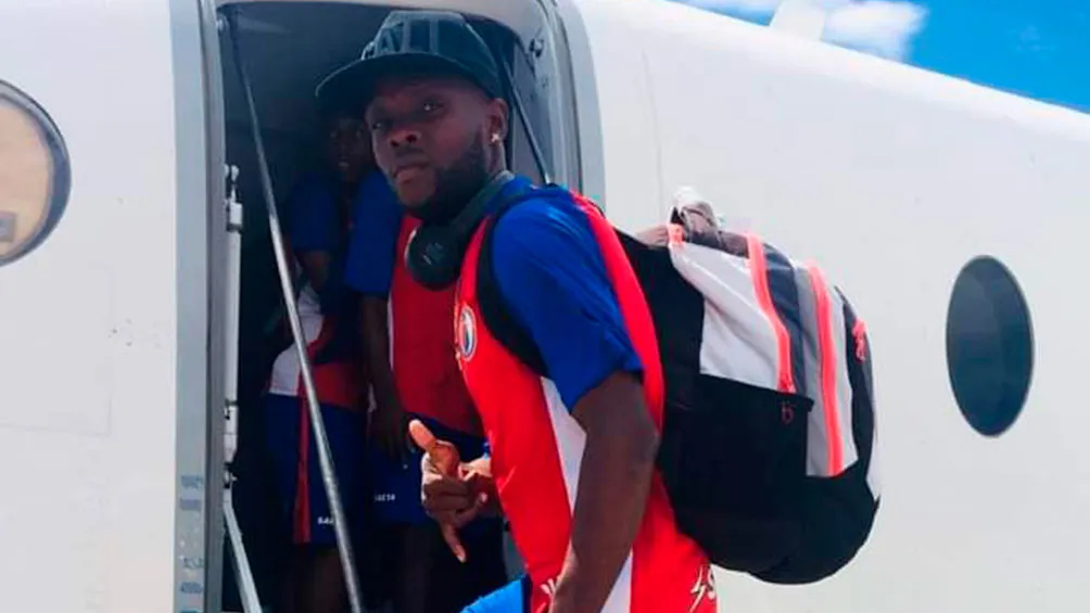 TWITTER @Caleb_Jephte Wilmane Exumé subiendo al avión