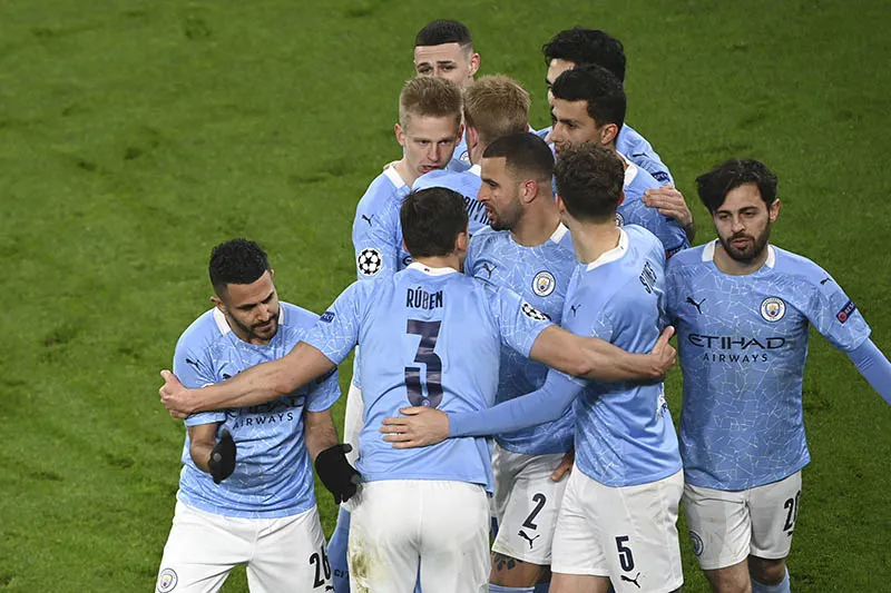 Jugadores del Manchester City festejan un gol