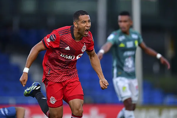 Justin Morrow festeja uno de los goles de Toronto