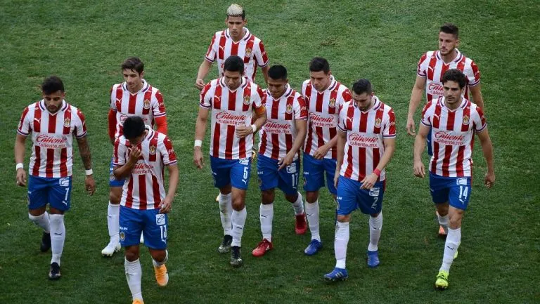Jugadores de Chivas en el juego ante Santos