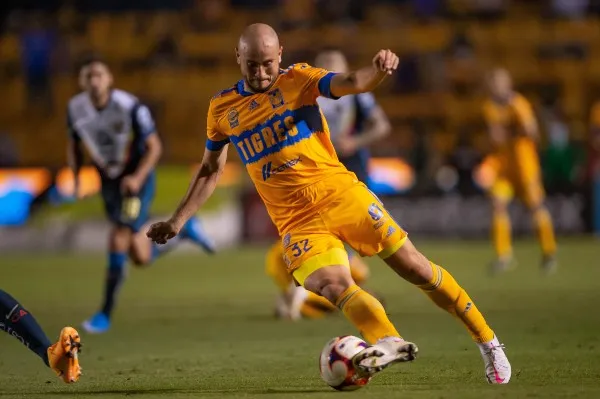 Carlos González en acción con Tigres