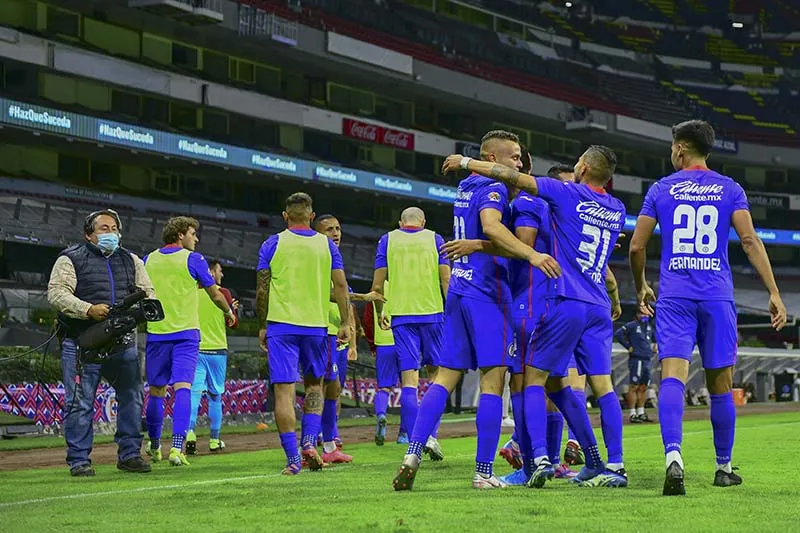 Jugadores de Cruz Azul celebran un gol en el Azteca