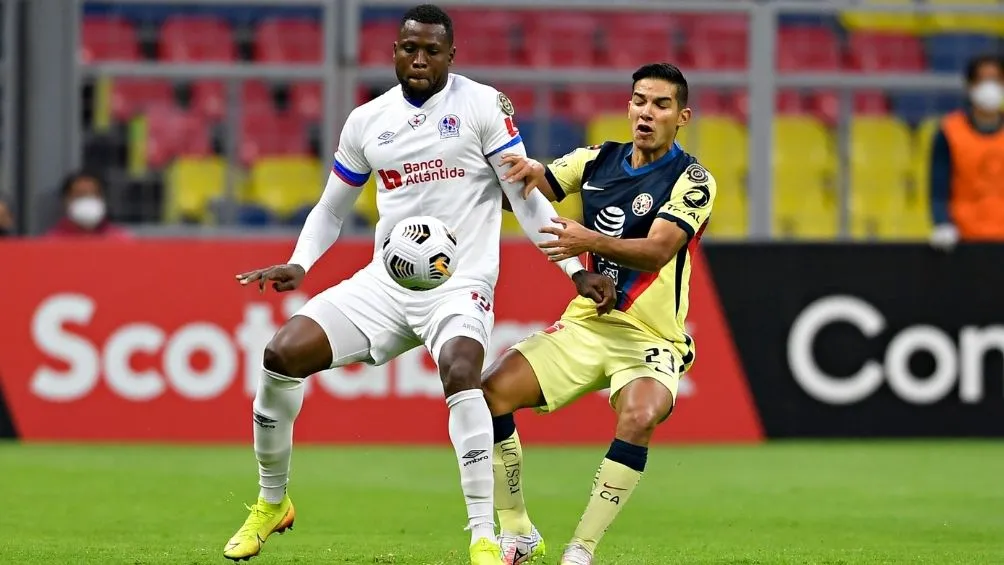 IMAGO7 Arboleda disputa un balón con López