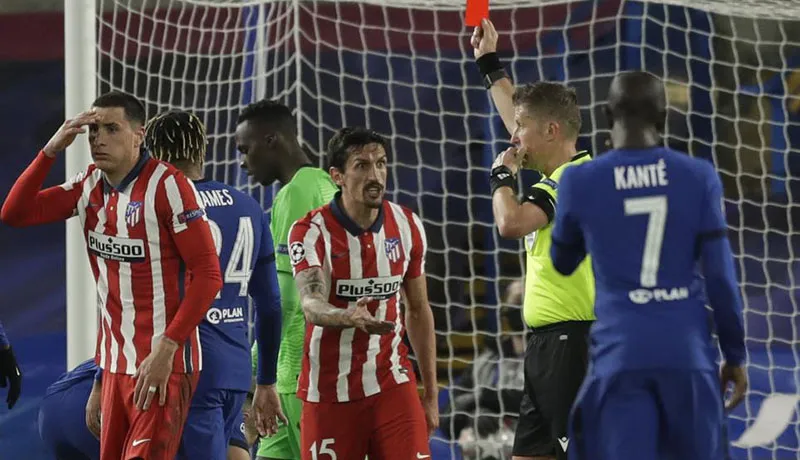 AP Savic reclama su expulsión ante Chelsea