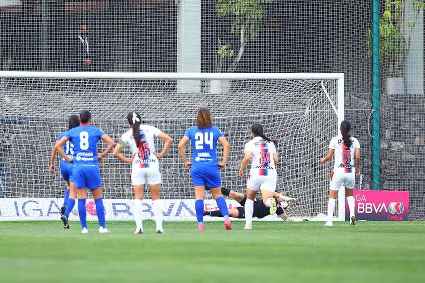 IMAGO7 Jaramillo anotando desde los once pasos