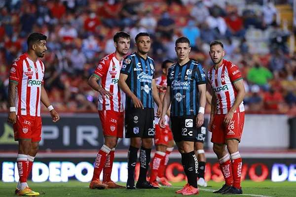 Jugadores de Necaxa y Gallos durante el partido