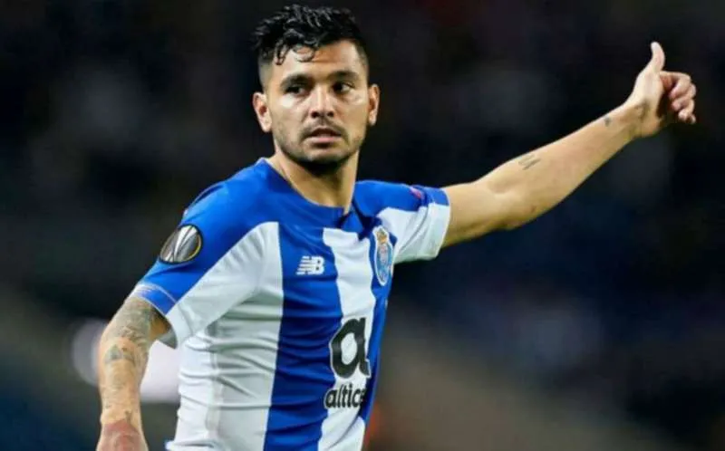 EFE Tecatito Corona en partido con Porto