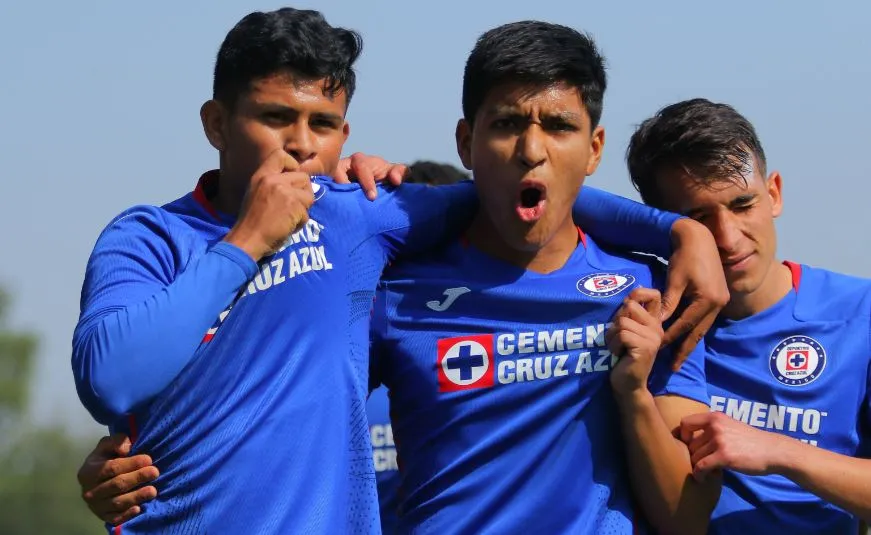 IMAGO7 Jugadores de La Máquina Sub 17 en festejo de una anotación