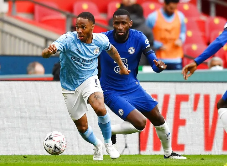 AP Sterling y Rudiger disputando un balón