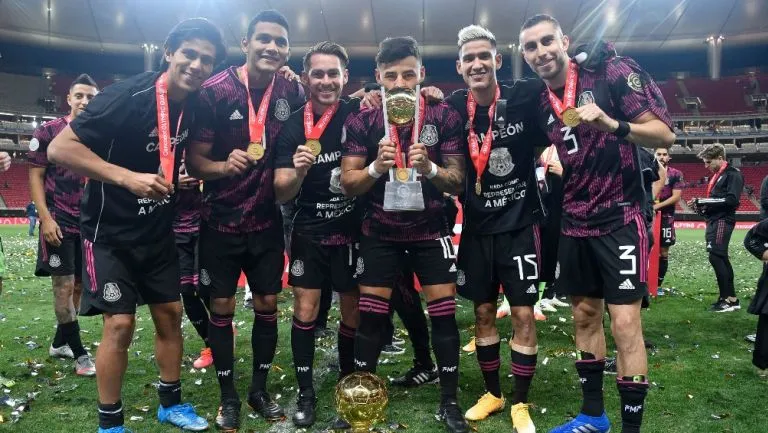 IMAGO7 Alexis Vega festejando junto a sus compañeros de Chivas