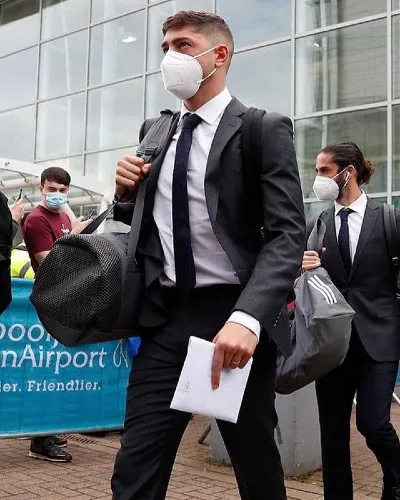 Valverde viajando con el Real Madrid a Liverpool