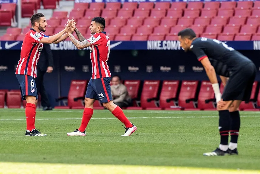 Ángel Correa festeja con Koke uno de sus tantos