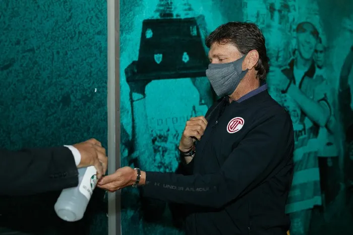 IMAGO7 Cristante recibe gel en su ingreso al TSM