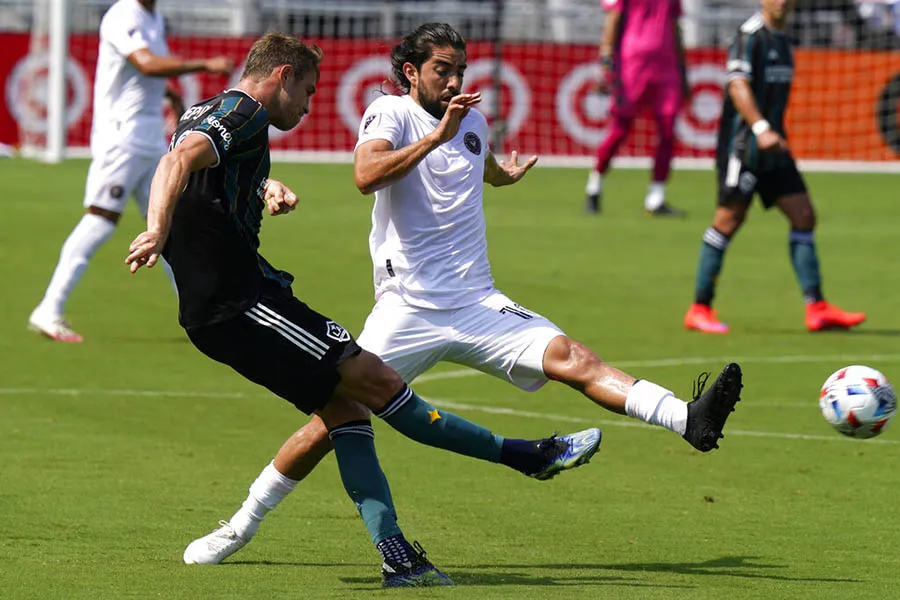 Rodolfo Pizarro en duelo ante el Galaxy