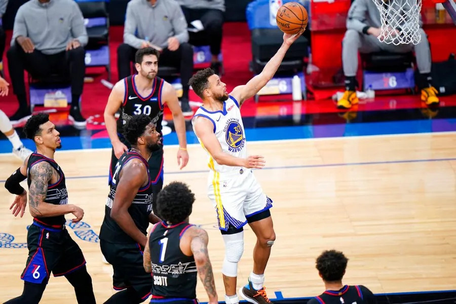 Stephen Curry en victoria ante Sixers