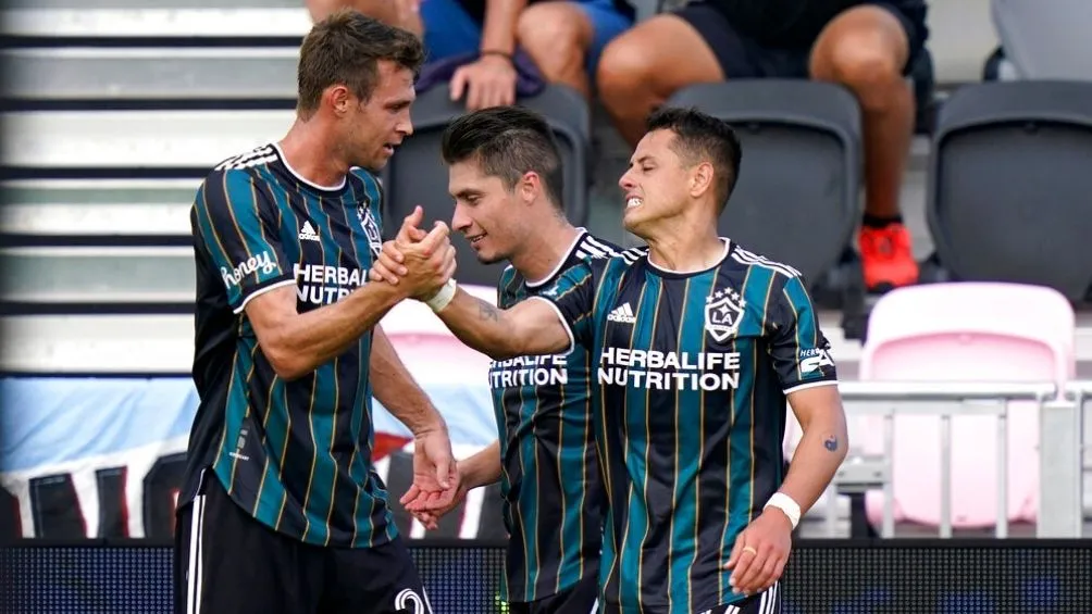 AP Chicharito Hernández festeja uno de sus goles