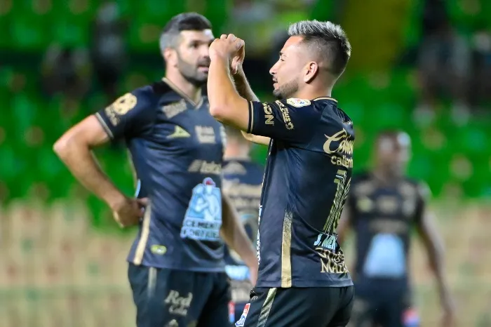 Jean Meneses en festejo con León