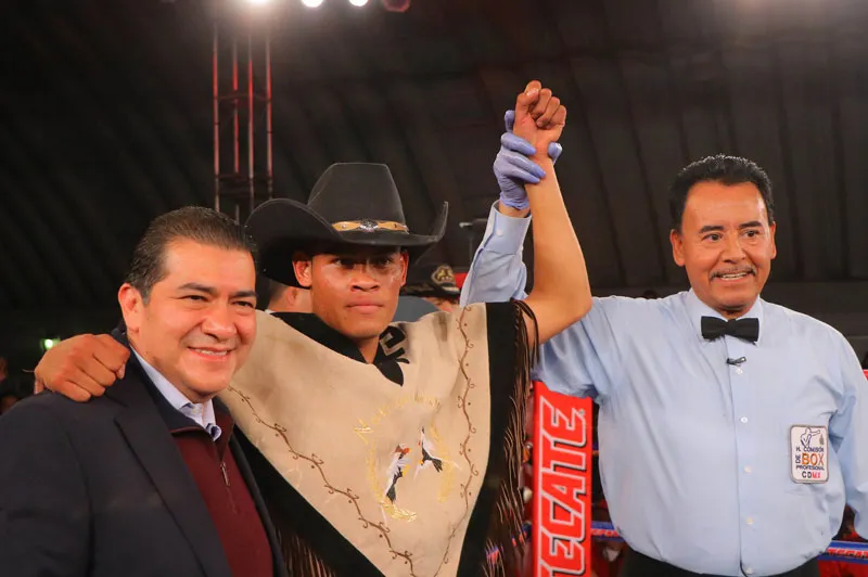 El púgil mexicano celebrando una victoria