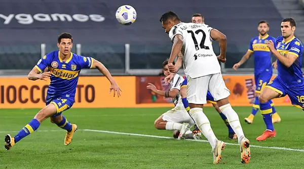 Alex Sandro definiendo frente al arco