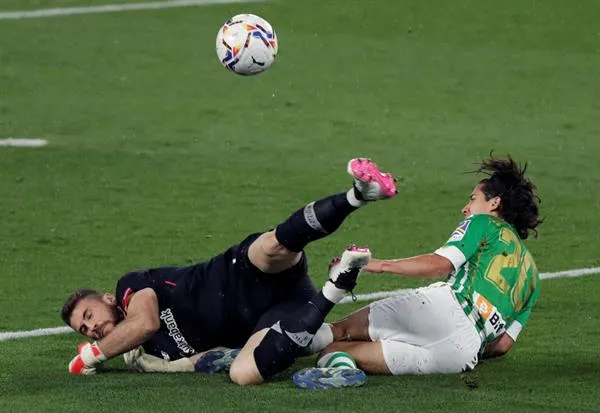 Lainez estuvo cerca de marcar el gol