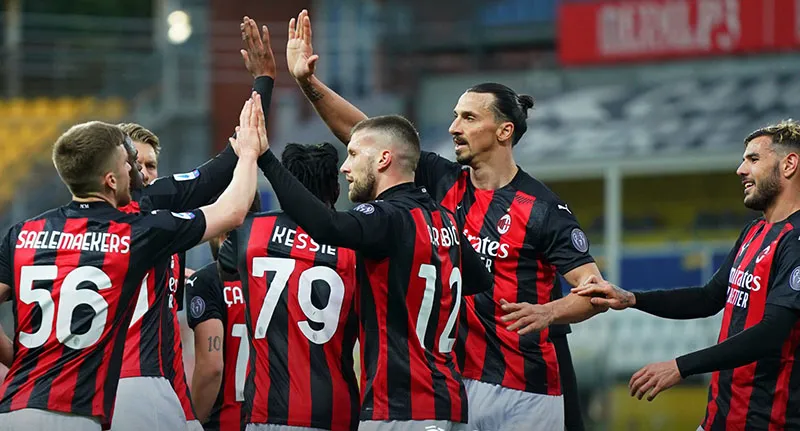 Jugadores del Milan festejan una anotación