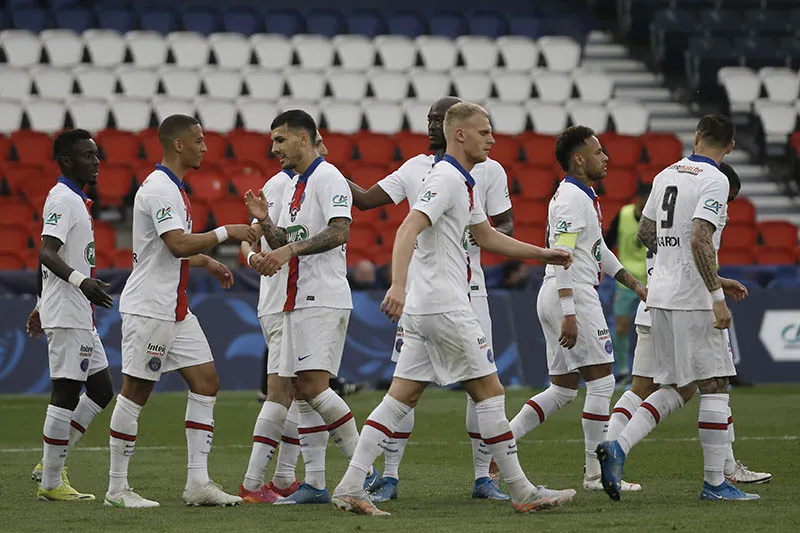 Jugadores del PSG festejan un tanto ante el Angers