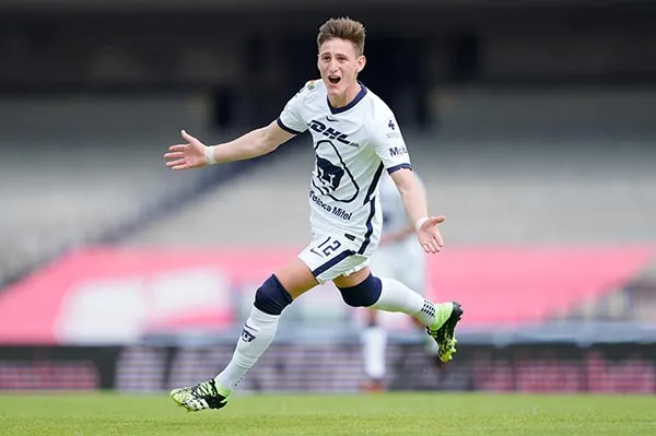 El jugador de Pumas festeja un gol