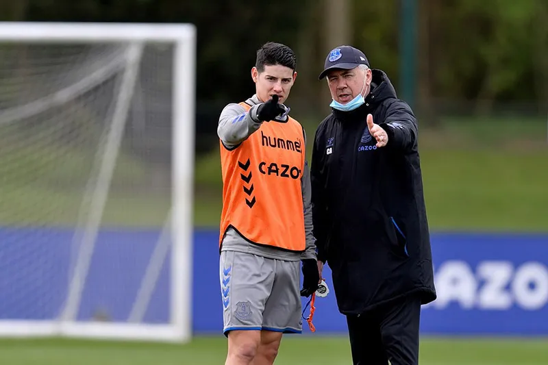 FACEBOOK @EVERTON James y Ancelotti durante una sesión