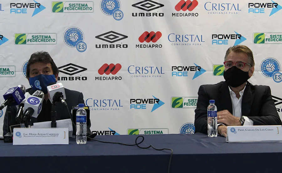 De los Cobos y presidente de la Fesfut en conferencia de prensa