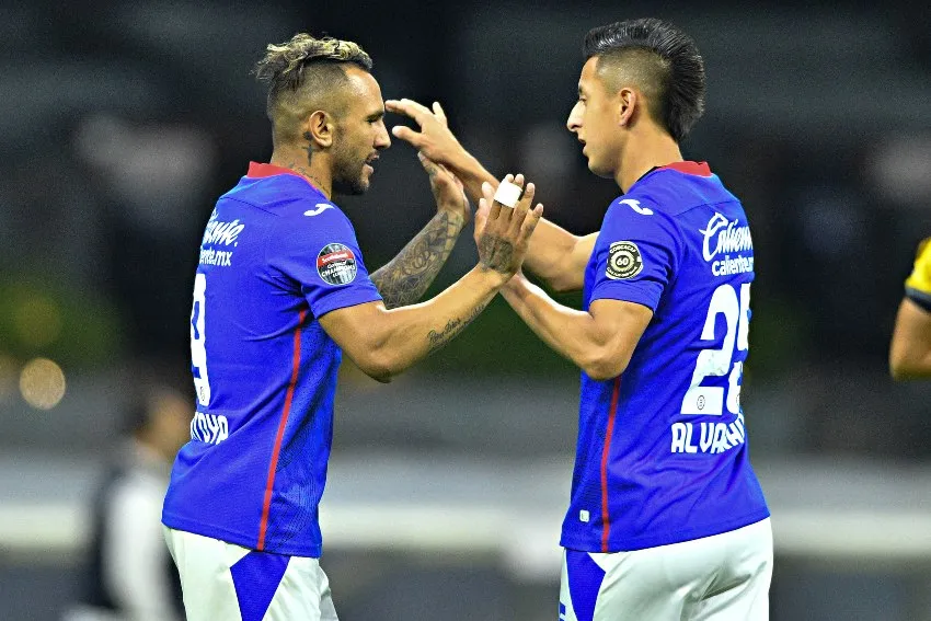 IMAGO7 Walter Montoya y Roberto Alvarado festejando en un partido de Cruz Azul