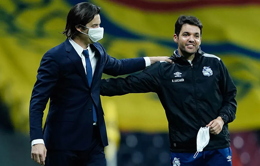Larcamón en saludo con Santiago Solari