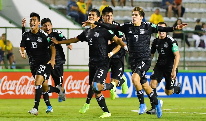 Efraín Álvarez festeja junto a sus compañeros