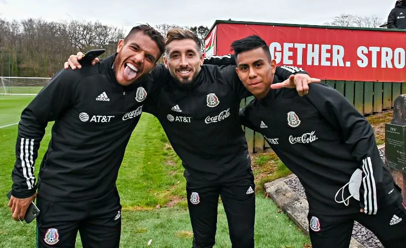 Efraín Álvarez junto a HH y Jona dos Santos en concentración del Tri