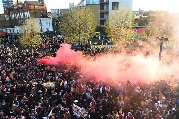 AP Afición del Arsenal en protesta