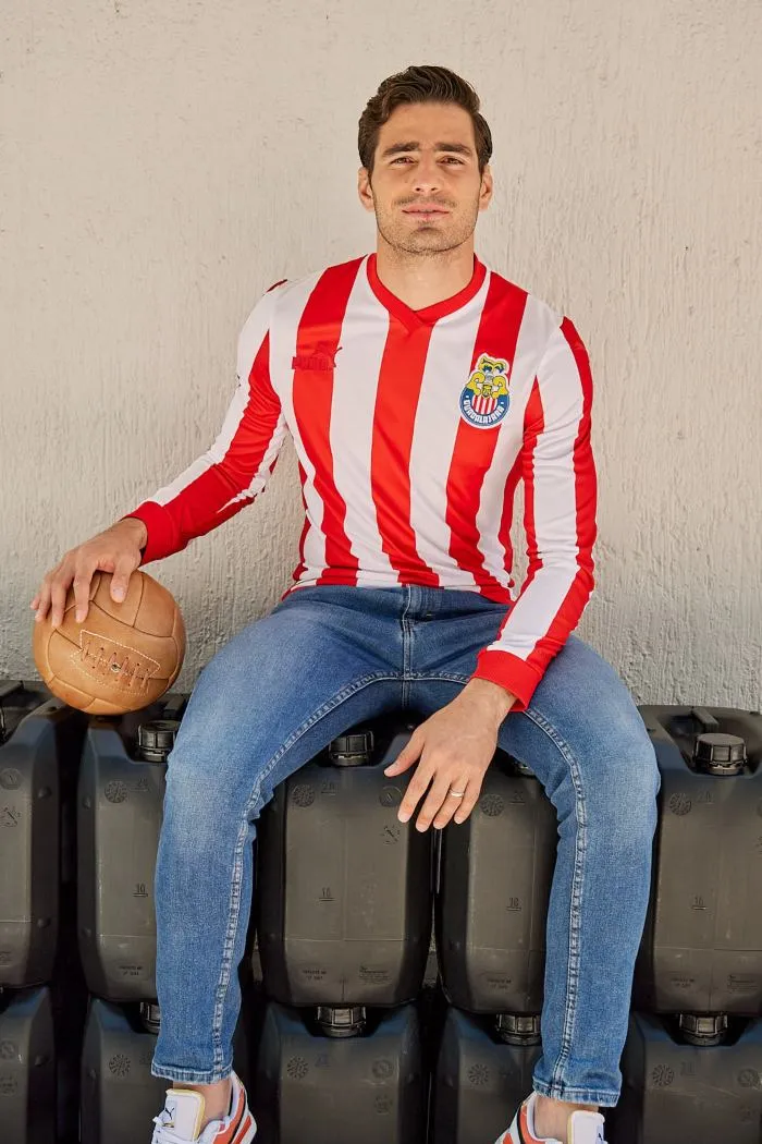 CORTESÍA CHIVAS Pollo Briseño con la playera del 115 aniversario