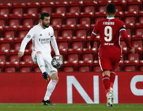 TWITTER @nachofi1990 Nacho Fernández en acción frente al Liverpool