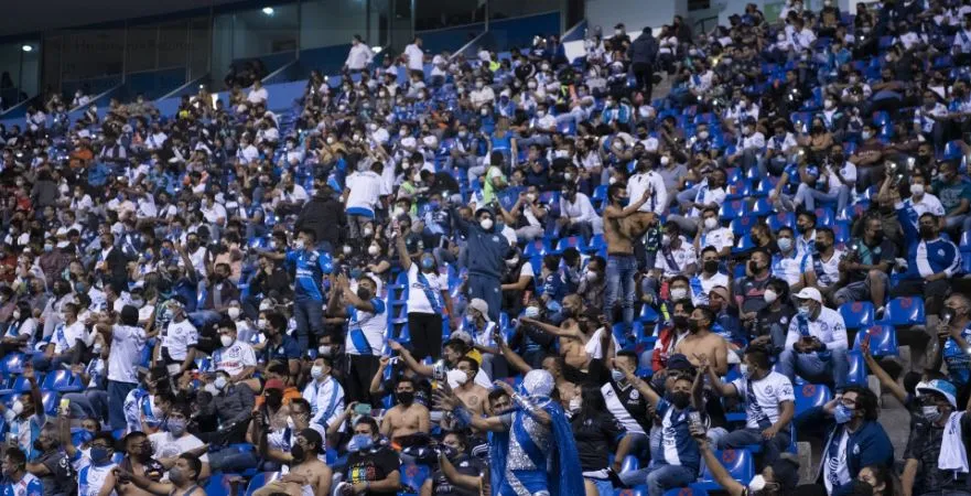 Afición de Puebla alentando a su equipo