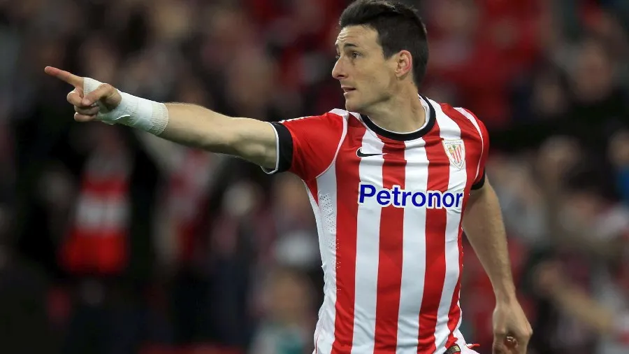 Aritz Aduriz durante un partido con el Athletic Bilbao